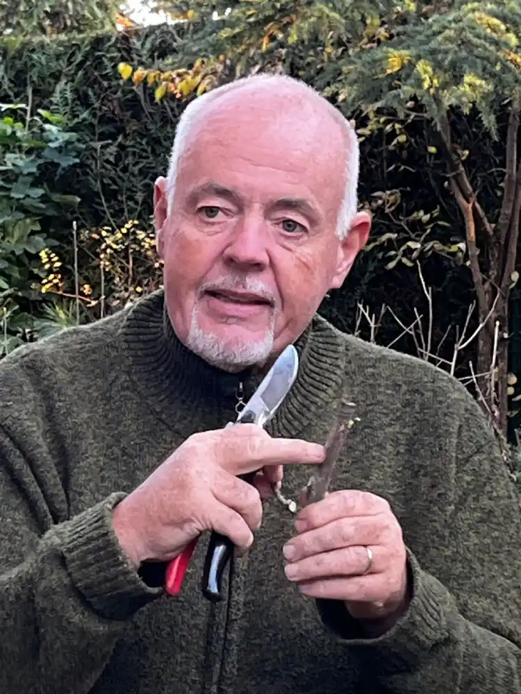 Anthony Leclerc donnant une explication lors d'un atelier jardinage
