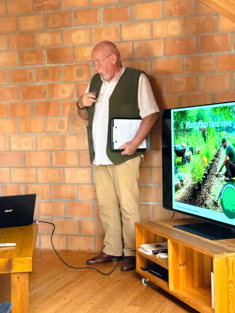 Anthony Leclerc donnant une conférence sur le jardinage naturel